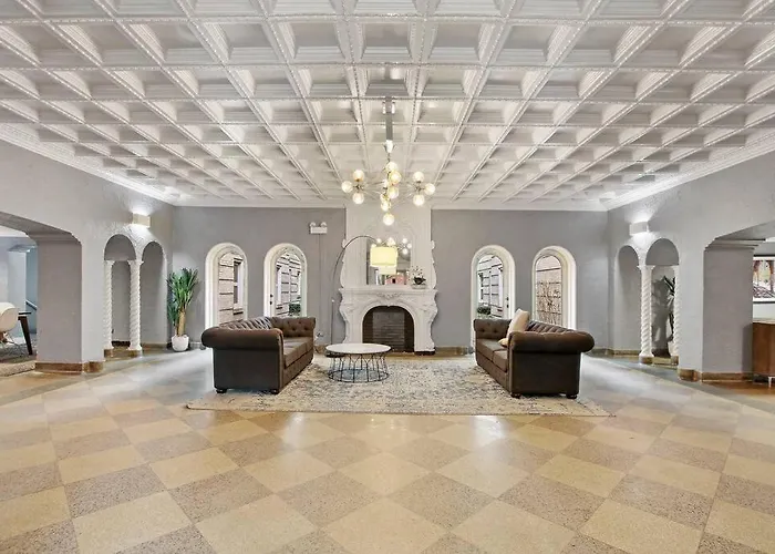 Modern And Minimalist - Bstone 105 And 108 Rep Apartment